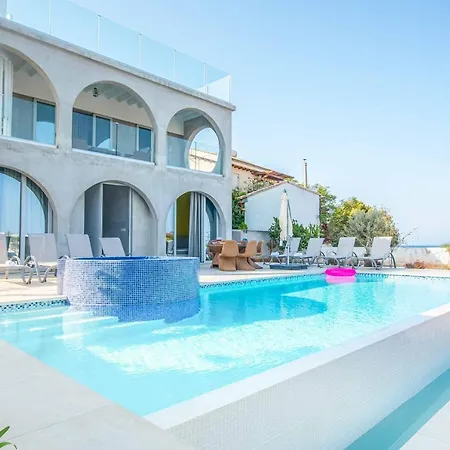 Art House By The Sea Villa *