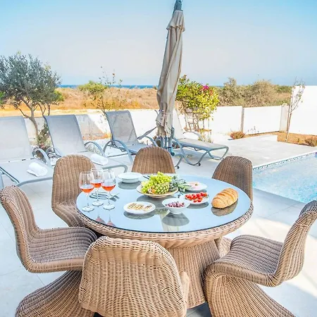Art House By The Sea Villa *